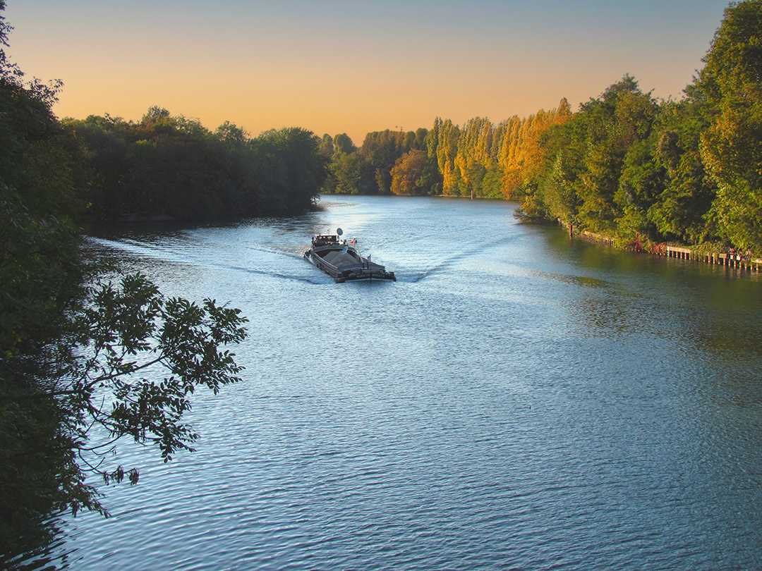 peniche sur la seine